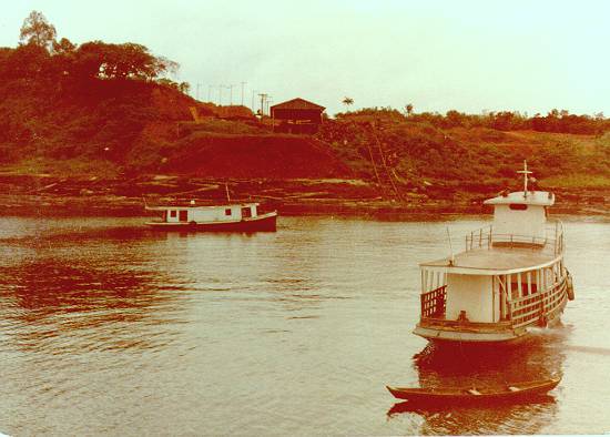 Embarcaes tpicas do rio Amazonas, em foto de 17/1/1982, no rio Negro. Na margem, uma serraria
