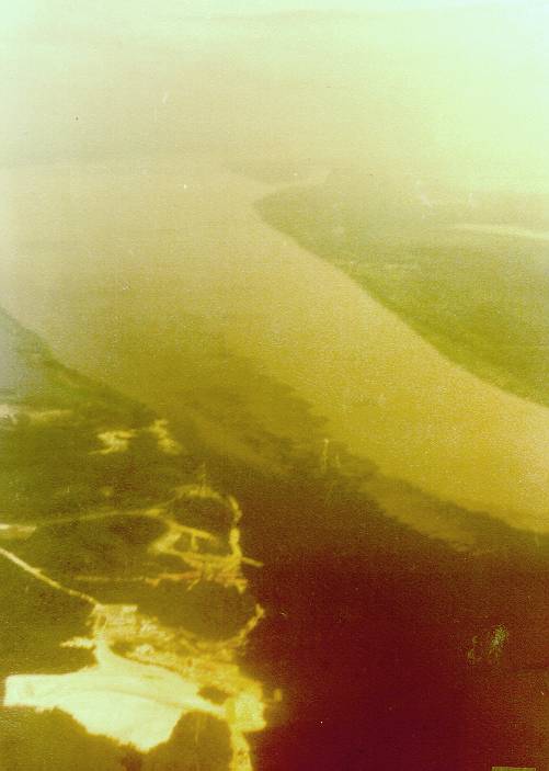 Vista area do encontro das guas dos rios Negro e Solimes, em 26/1/1983