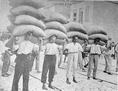 Estivadores no incio dos anos 50 com 302 kg de caf (5 sacas) nas costas