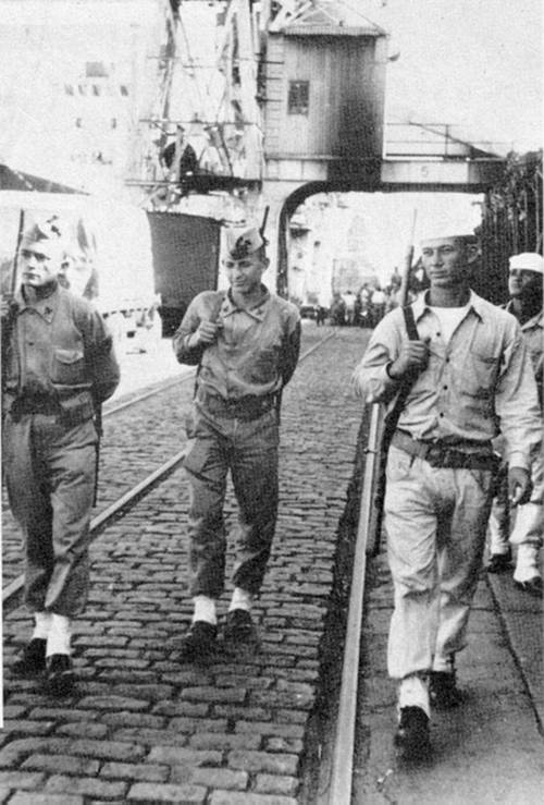 Militares no porto em 1949, quando os estivadores recusaram embarcar caf para a Espanha do ditador Franco