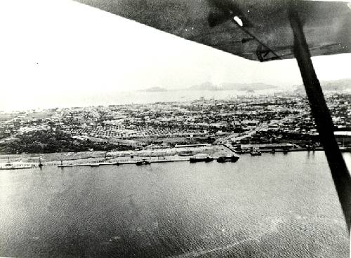 Vista area parcial do porto, em dezembro de 1954