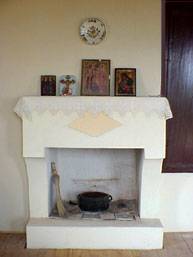 Lareira em casa grega: o mesmo princpio do escoamento da fumaa pode ser usado para a ventilao da casa