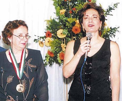 Silvia Teixeira, ao microfone, e a presidente do IHGS, Carolina Ramos de Azevedo
