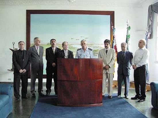 'Aeroporto  irreversvel', diz o tenente-brigadeiro Carlos de Almeida Baptista (centro) no encontro com autoridades e empresrios em 27/9/2002