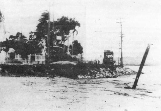 Em 1930, os bondes j circulavam pela Ponta da Praia