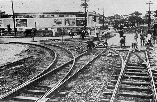 Obras de calamento em 1930 na praia do Boqueiro, defronte  Avenida Conselheiro Nbias
