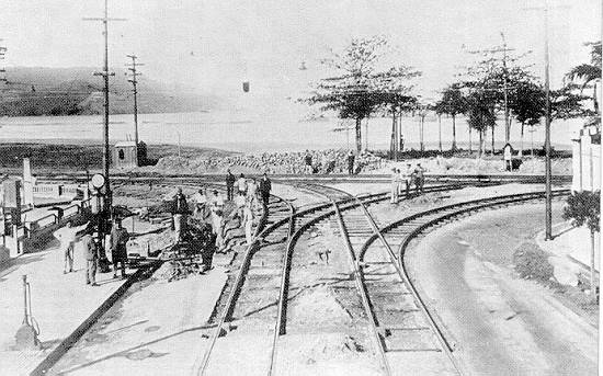 Nos anos 30 do século XX, reparos em execução na linha 4, bairro da Ponta da Praia