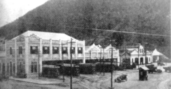 Garagem da Cia.City no sop do Monte Serrat, na Vila Mathias, em 1911