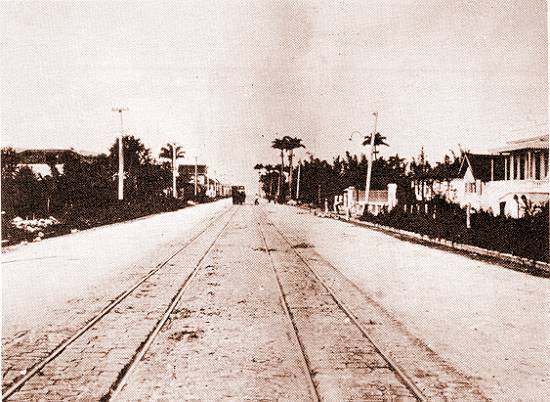 Trecho final da Avenida Conselheiro Nbias, junto  praia, em 1904