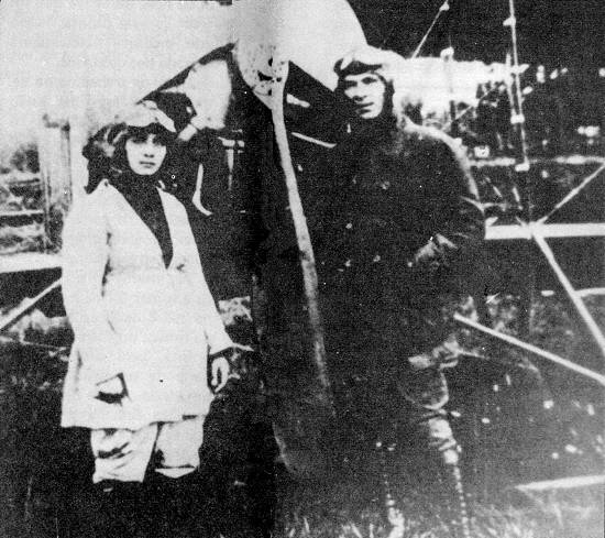 Thereza di Marzo e Fritz Roesler, instrutor de vo e futuro marido, no dia 8/4/1922 em que ela conquistou o brev (foto: 'Aviao em Revista')