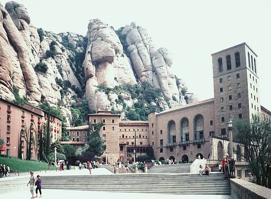 Entrada do mosteiro e basílica beneditinos, no Montserrat espanhol