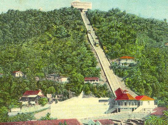 Antigo cartão postal mostra o Monte Serrat já com o funicular e parte da escadaria Monsenhor Moreira, por volta de 1930