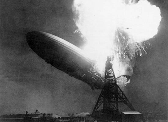 A explosão do 'Hindenburg' (Foto: 150 Jahre Fotojournalismus - The Hulton Deutsch Collection, Ed. Könemann, Köln, Deutschland, 1995, p.328)